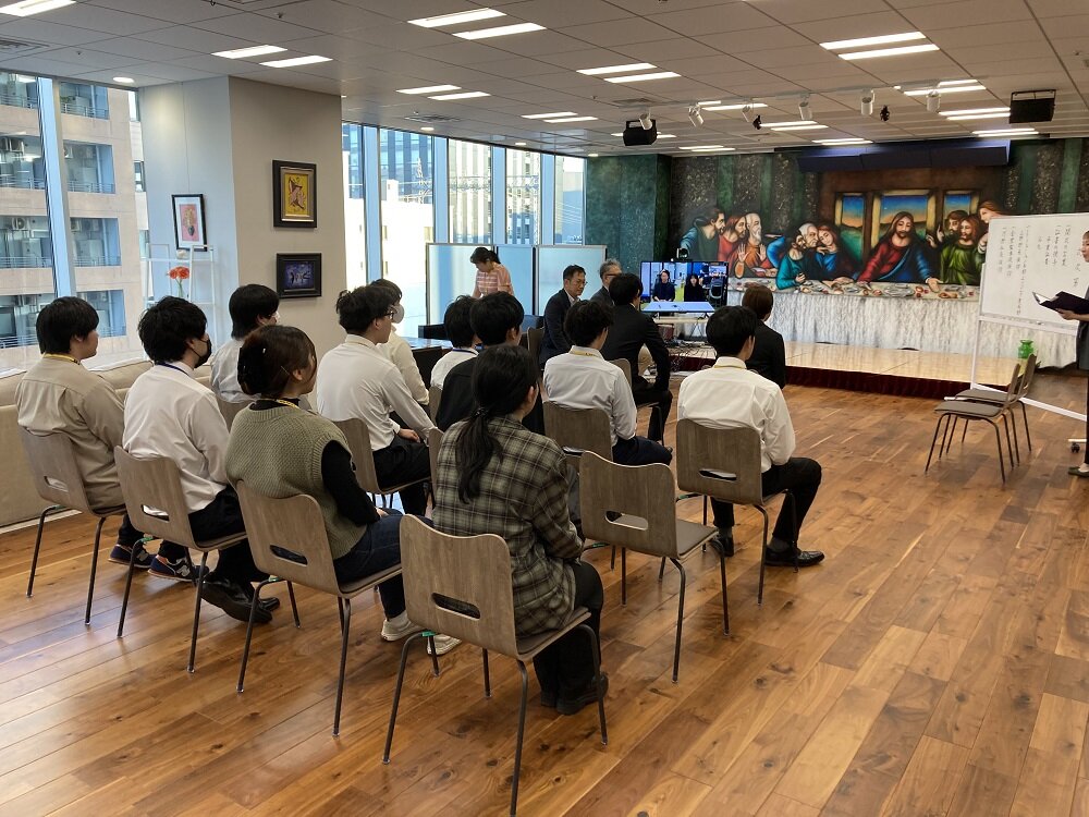 【2023年10月度】新卒社員の卒業式を行いました【福岡オフィス】