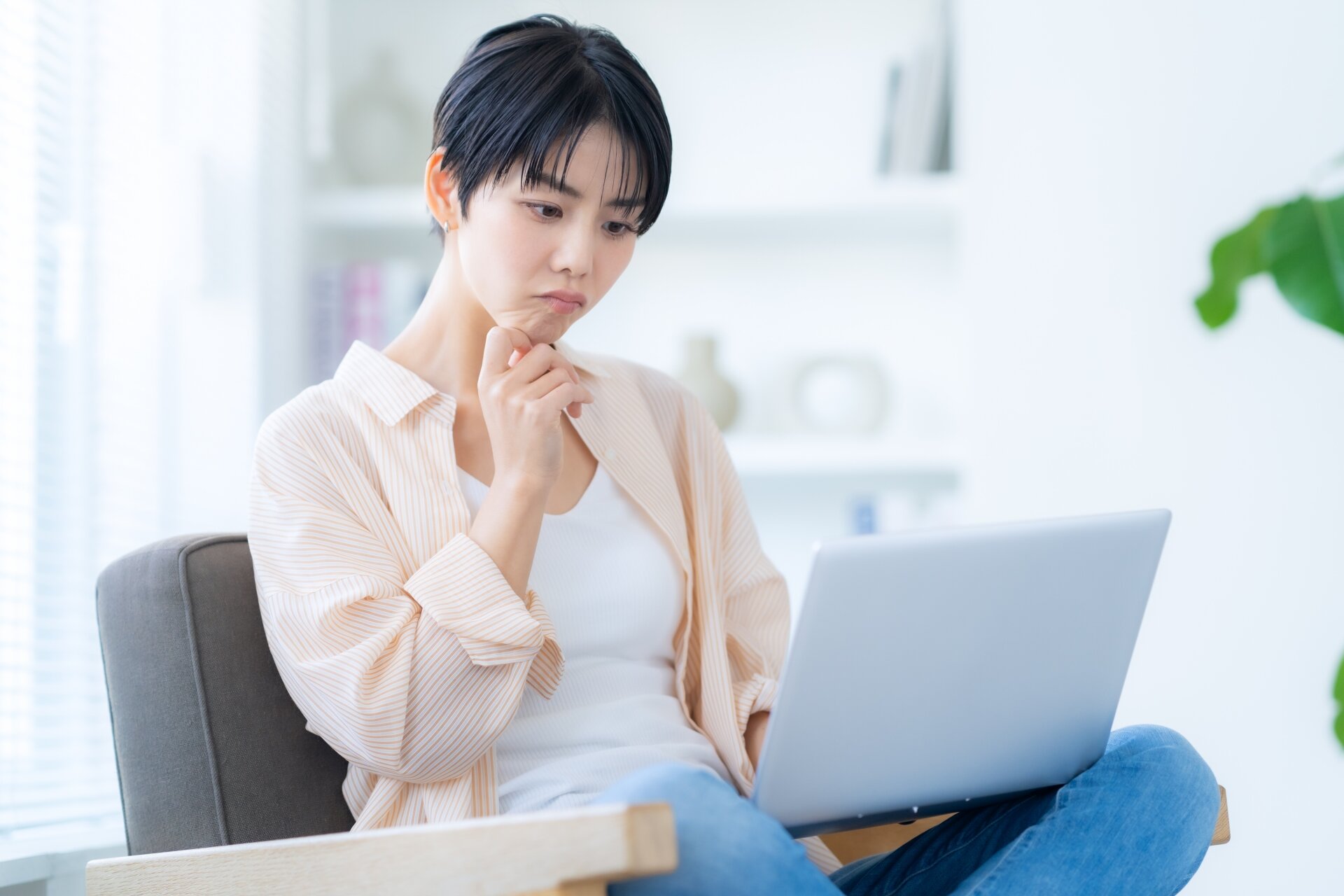 パソコンを前に悩む人のイメージ
