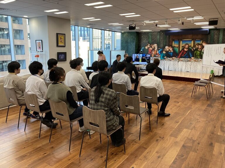 【2023年10月度】新卒社員の卒業式を行いました【福岡オフィス】