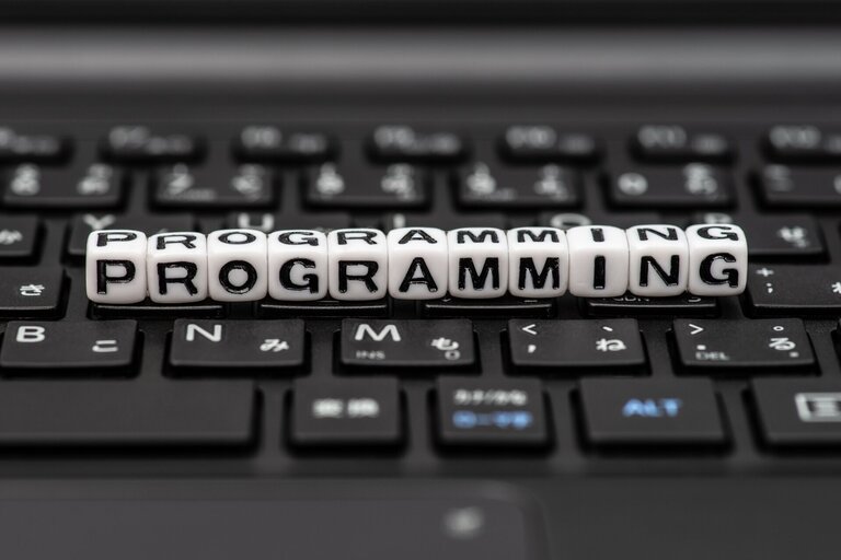 未経験者にも分かりやすく解説！プログラミング言語とは